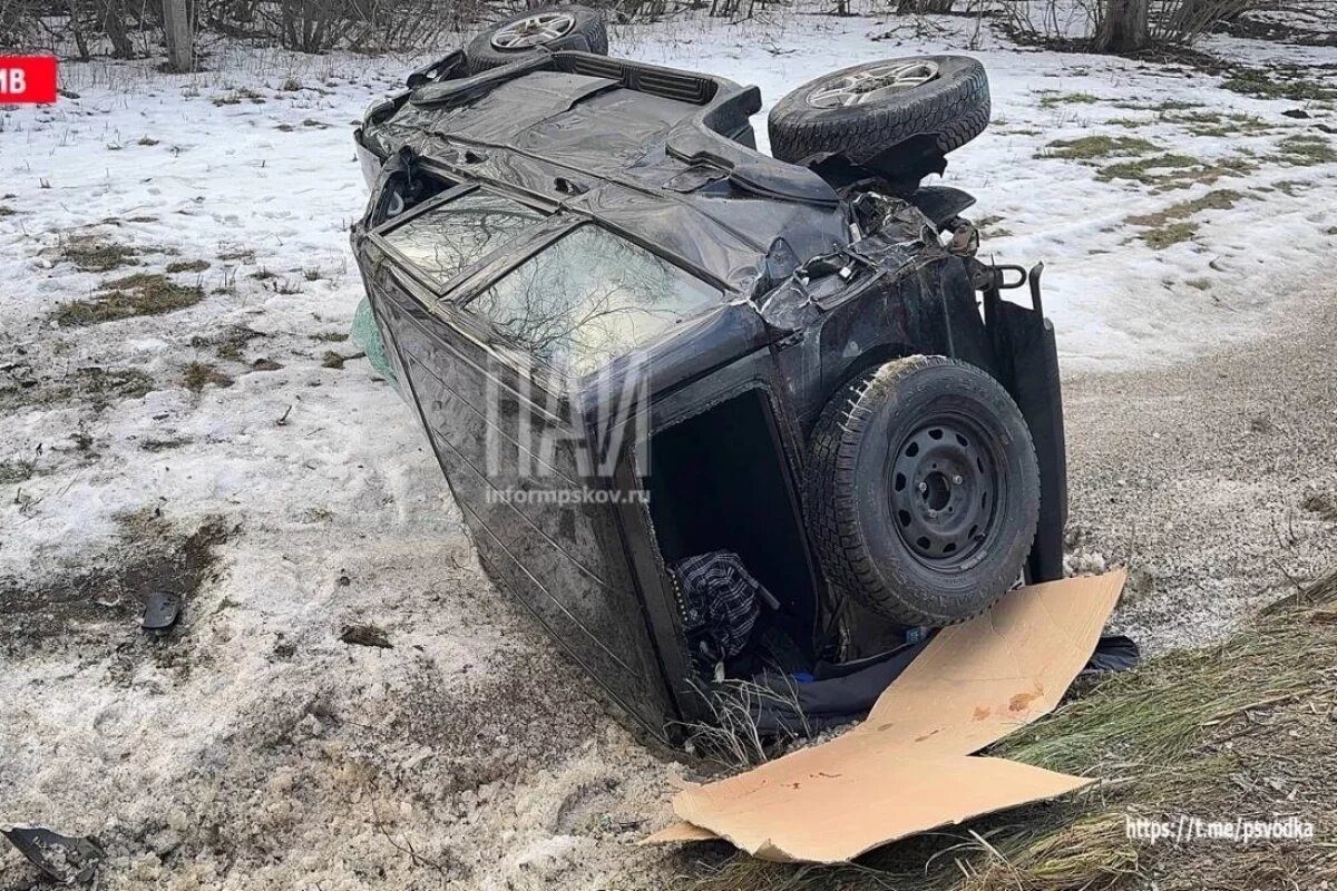    Два человека пострадали в результате опрокидывания машины под Псковом