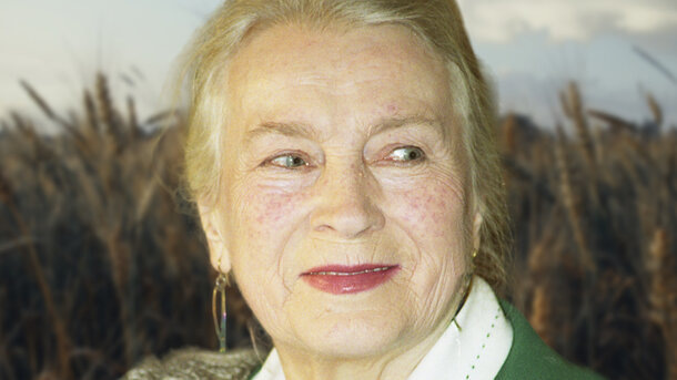 Любовь Сергеевна Соколова — советская и российская актриса, народная артистка СССР (1990). Часто исполняла роли матерей, за что неофициально именовалась «всесоюзной киномамой».