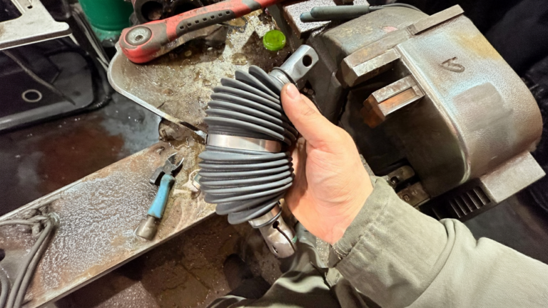    Пыльник рулевого вала с трещиной, чем опасен и когда менять lucky247187Q