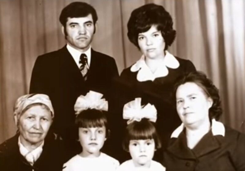    Семейные узы: Инга Оболдина в окружении родных в детстве.