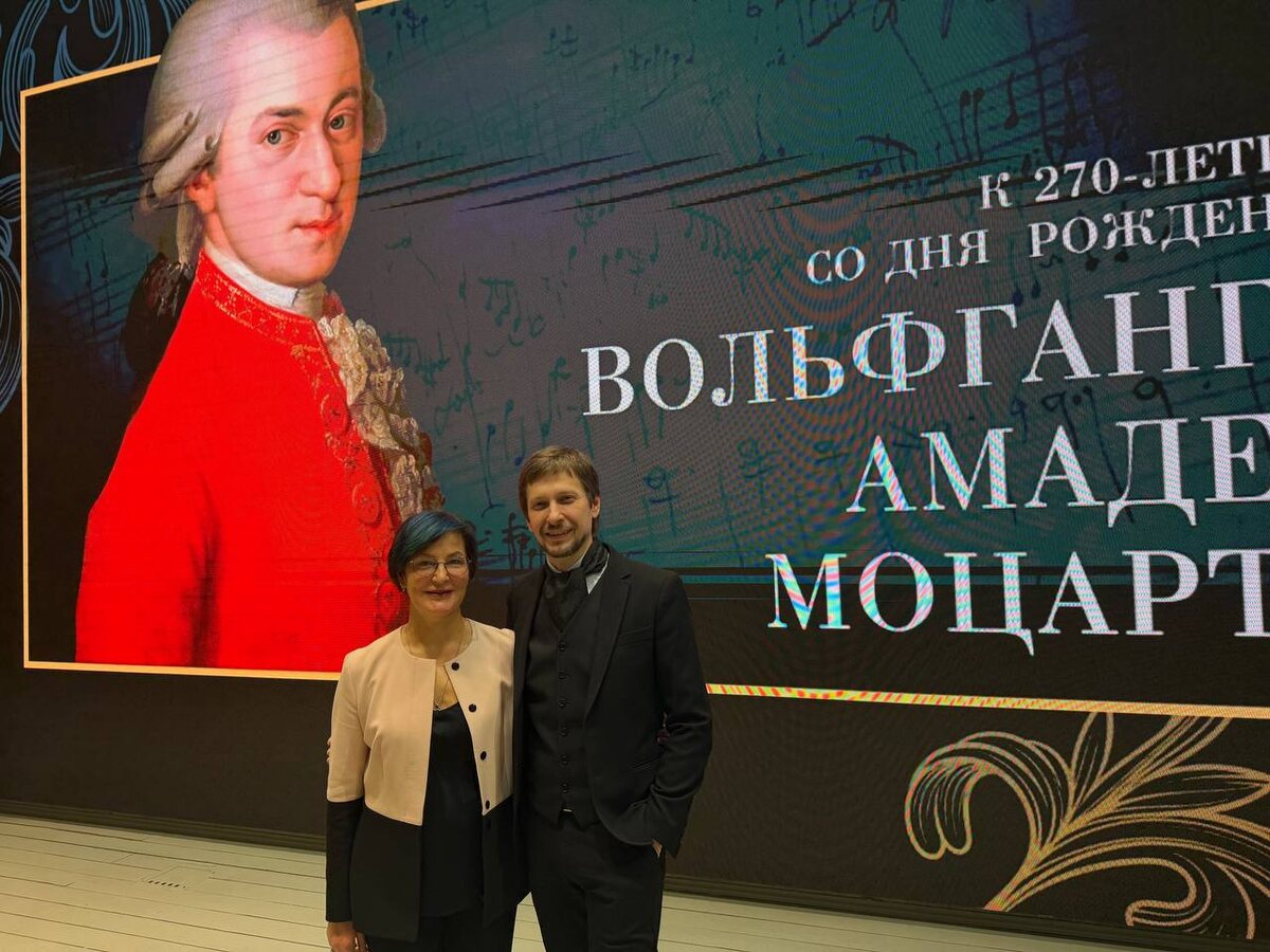 Автор сценария и ведущая - Наталья Кожевникова (Санкт-Петербург), чтец - Петр Нижинский (Казань)