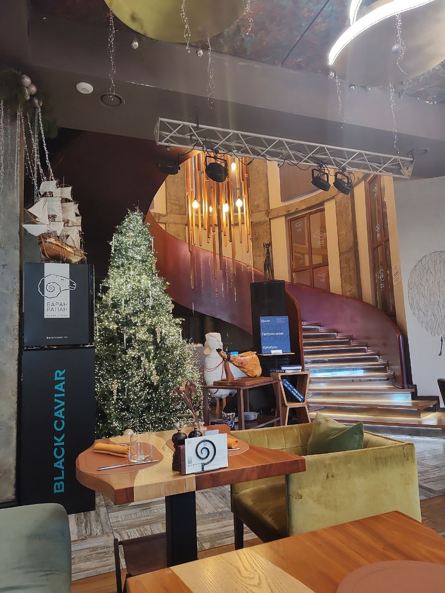 Лестница на 2-й этаж. Мы были на 1-м, повседневном. Второй этаж "Новая глава «Баран-Рапан»" – уникальное место для особых случаев.