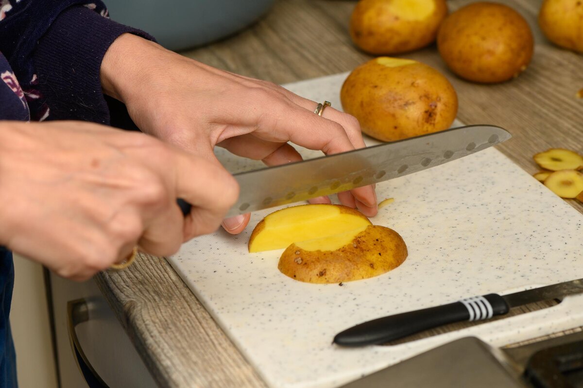 Картофель по деревенски, процесс приготовления