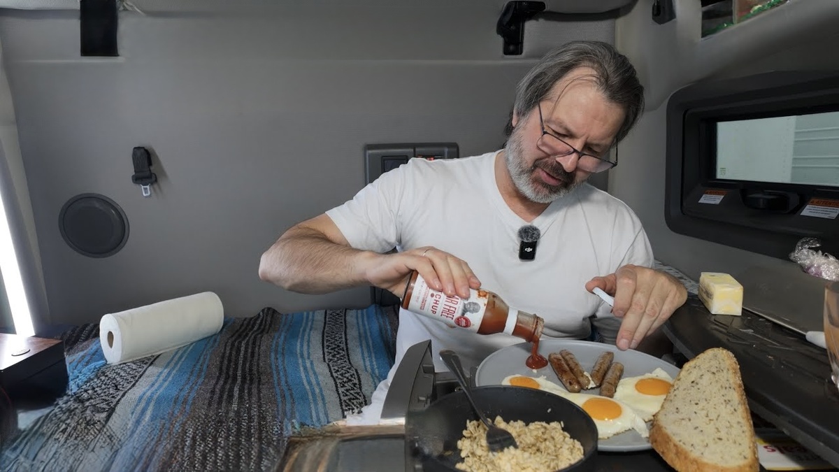 Знаменитый выживальщик в кабине трака Алекс Брежнев