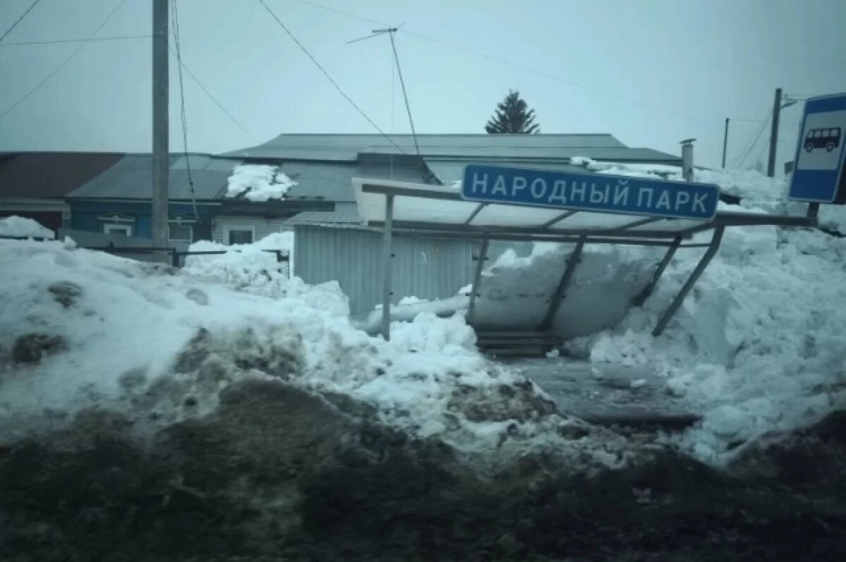    В Ульяновске при чистке крыши дома от снега повредили остановочный павильон