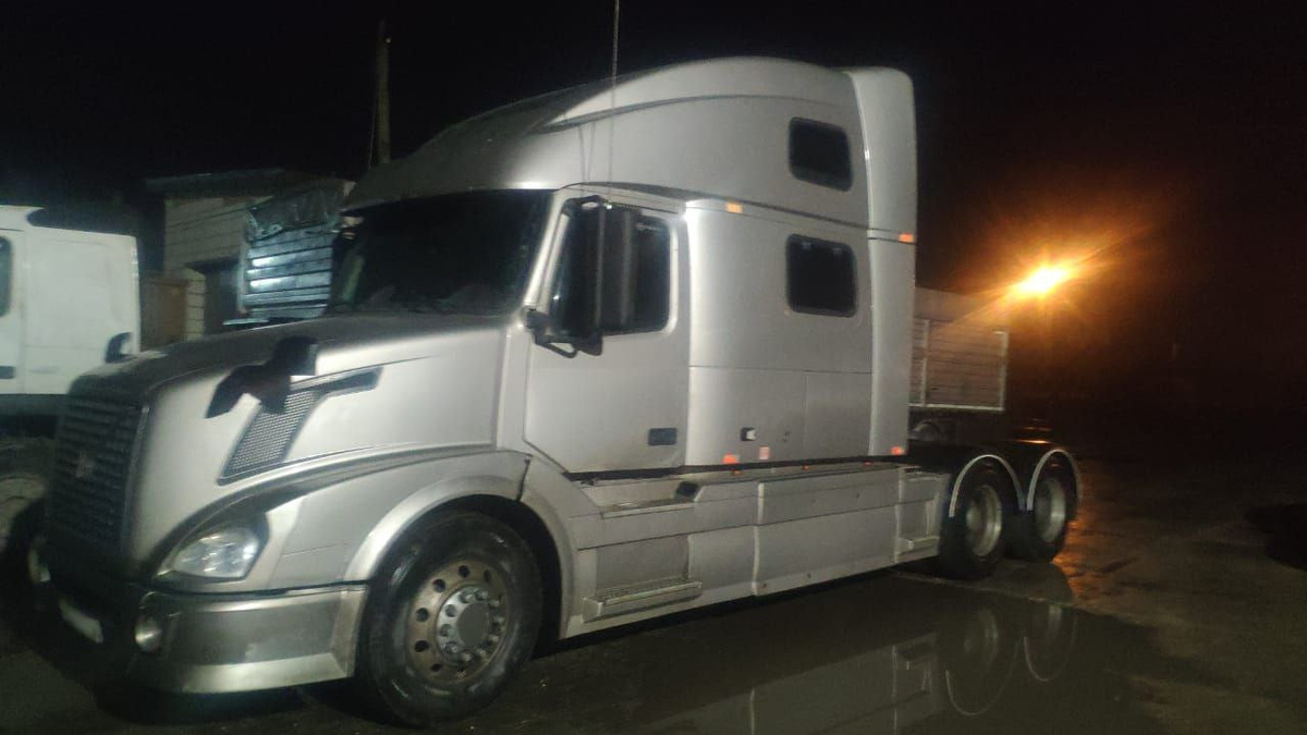 А вот Валюша после душа! Оказывается тягач (кабина) и прицеп моют на разных мойках)))