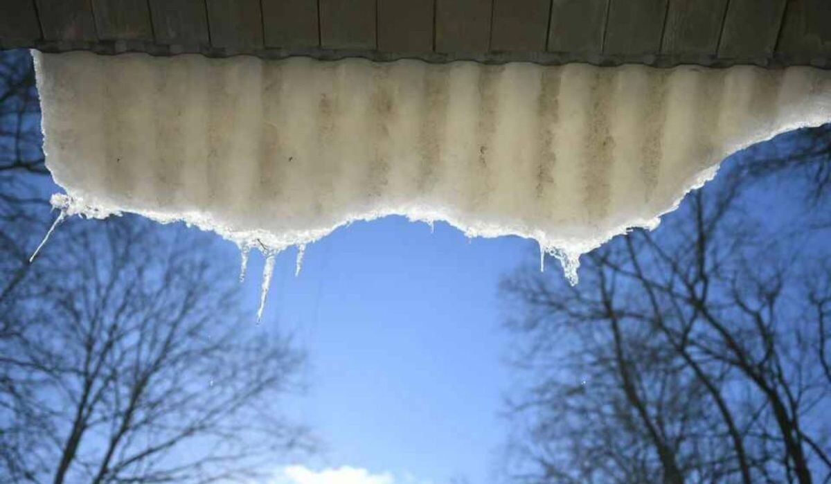     Снег на крыше. Источник: ufa.kp.ru Автор фото: Алексей Фокин