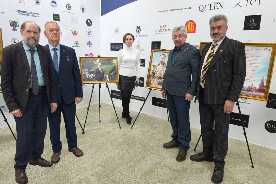    Автор произведений вместе с ценителями искусства. Фото: Никита Богомолов.