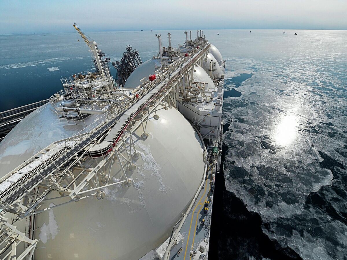    Танкер-газовоз "Гранд Анива"© РИА Новости . Сергей Гунеев