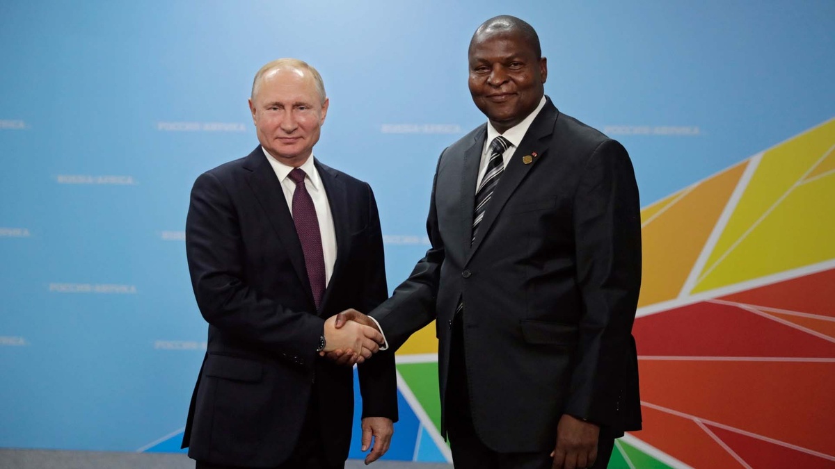    Президент РФ Владимир Путин и президент ЦАР Фостен Арканж Туадера / РИА / Трансляция