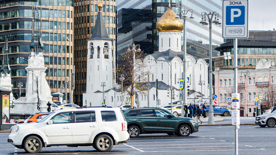     Собянин: 8 и 9 марта на всех улицах Москвы можно парковаться бесплатно Валерия Калугина/ТАСС