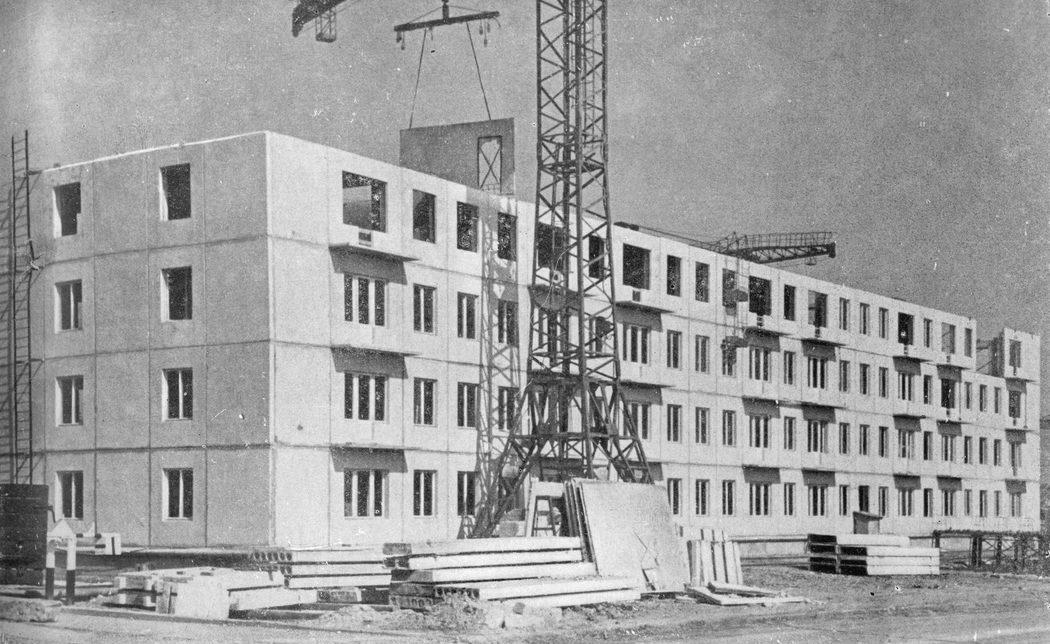 Строительство первой хрущёвки на ул. Гримау, д. 16. Фото 1957 г., источник pastvu.com