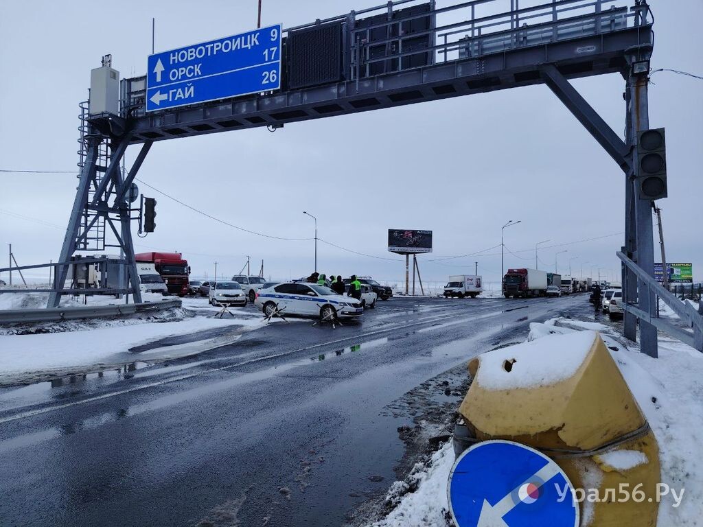    Перегороженная дорога и очереди из машин: Как сейчас выглядит пост на трассе Оренбург – Орск, с которого начинается закрытый участок