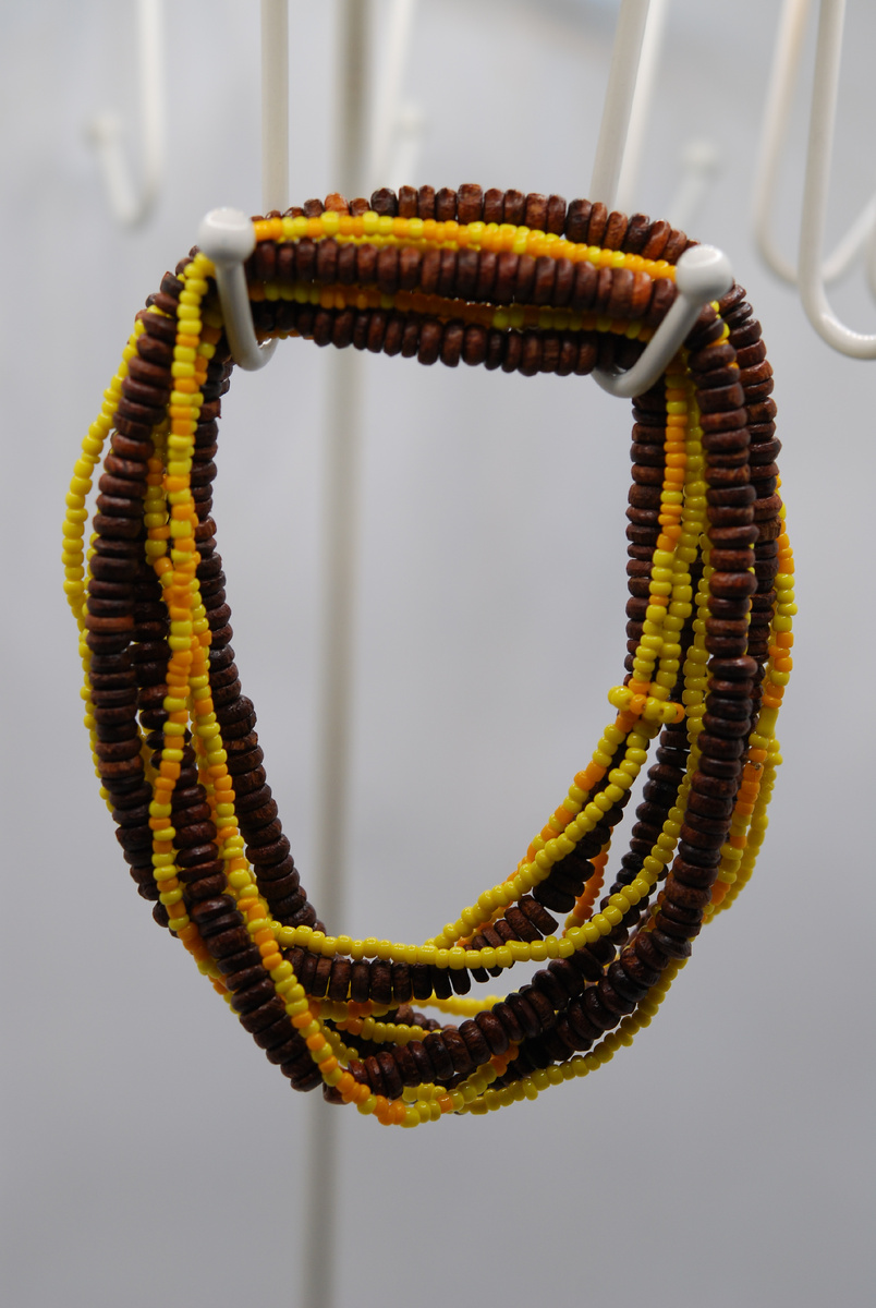 Колье-роуп из длинных коричневой, жёлтой и жёлто-оранжевой нитей бисера.