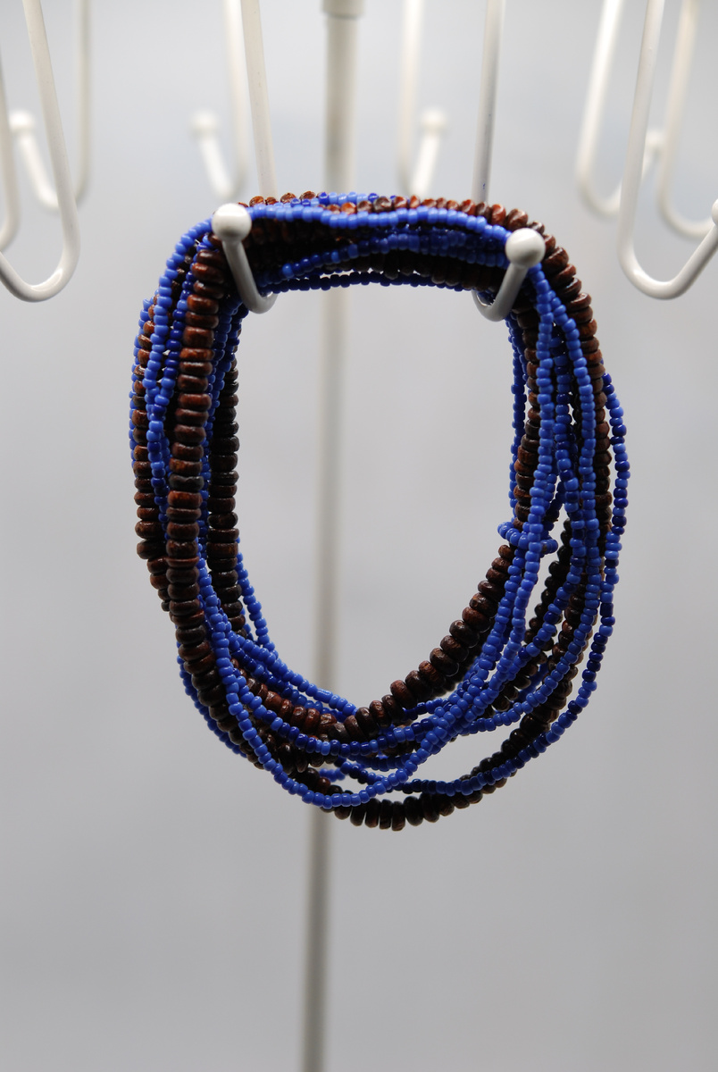 Колье-роуп из длинных коричневой, васильковой и сине-голубой нитей бисера.