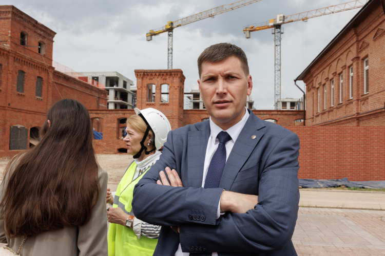    По словам председателя комитета Ивана Гущина, никаких секретов в этой части, в общем-то, нет. Вопрос с охранным статусом мозаичных панно заключается не в том, что есть сомнения в их ценности. Этот вопрос лежит в чисто юридической плоскости.   
Фото: «БИЗНЕС Online»