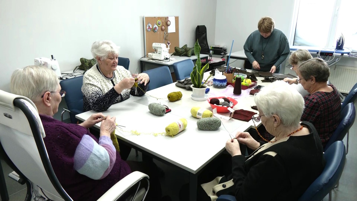    Югорские бабушки вяжут тёплые вещи для бойцов СВО