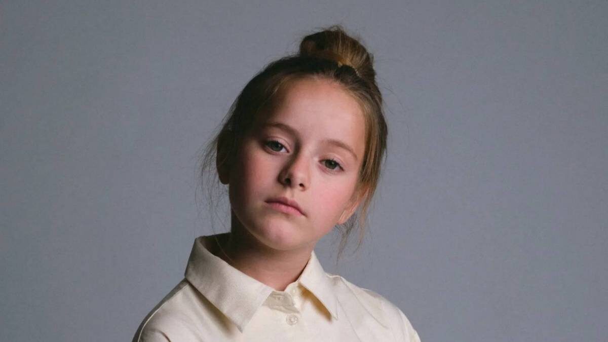    Актриса Полина Айнутдинова слушает советы взрослых актеров / Фото: Личный архив