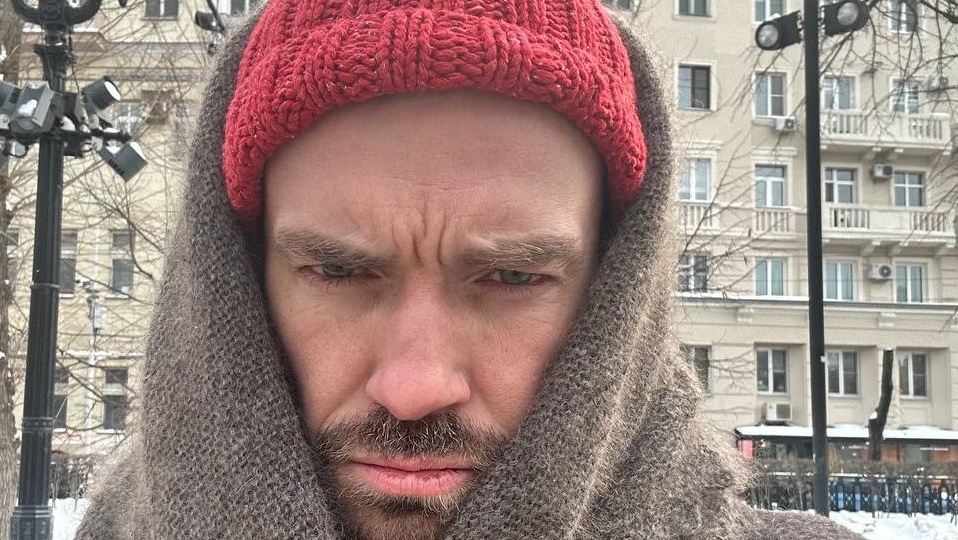 Сносит крышу фанаткам, а он в ответ — кривляется