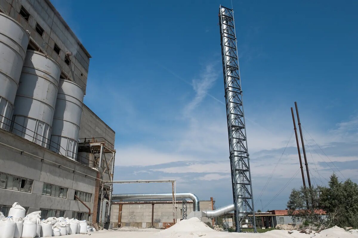 Мачтовая дымовая труба для цеха сушки полешпатового концентрата обогатительный фабрики. Протяженность дымовых труб из нержавеющей стали116 метров, высота вертикального участка дымовой трубы 40 метров, г. Асбест, 