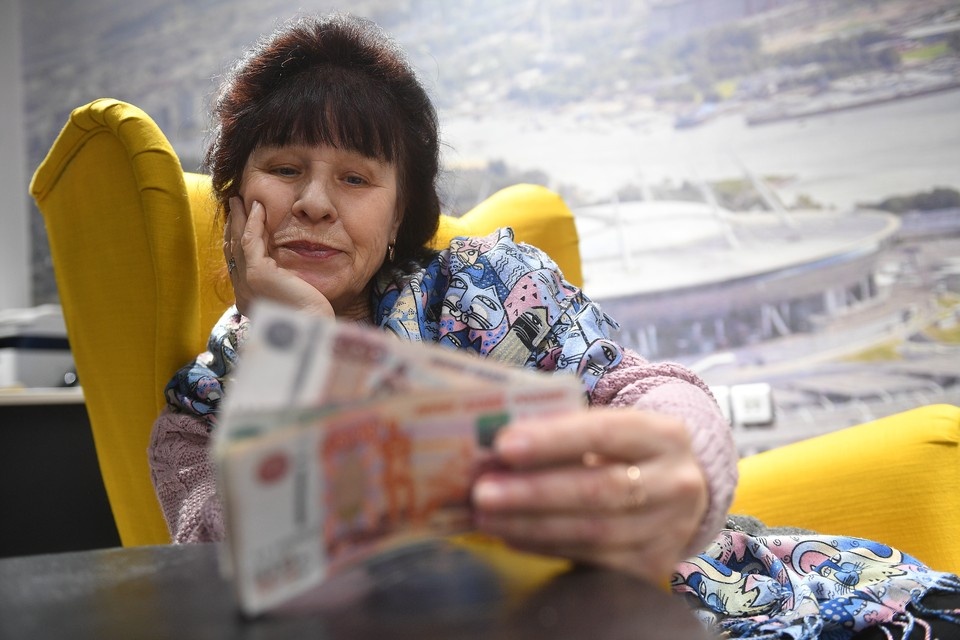    Пенсионерка стала жертвой изощренной схемы, в которой мошенники играли роли сотрудников сотовой компании и военной прокуратуры. Алексей БУЛАТОВ