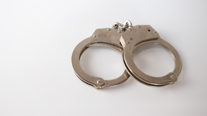 Фото: https://ru.freepik.com/free-photo/high-angle-shot-metal-handcuffs-isolated_12750645.htm#