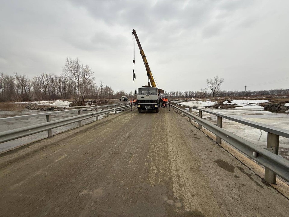    У ряда мостов начнут распиливать и чернить лед. Правительство Оренбургской области