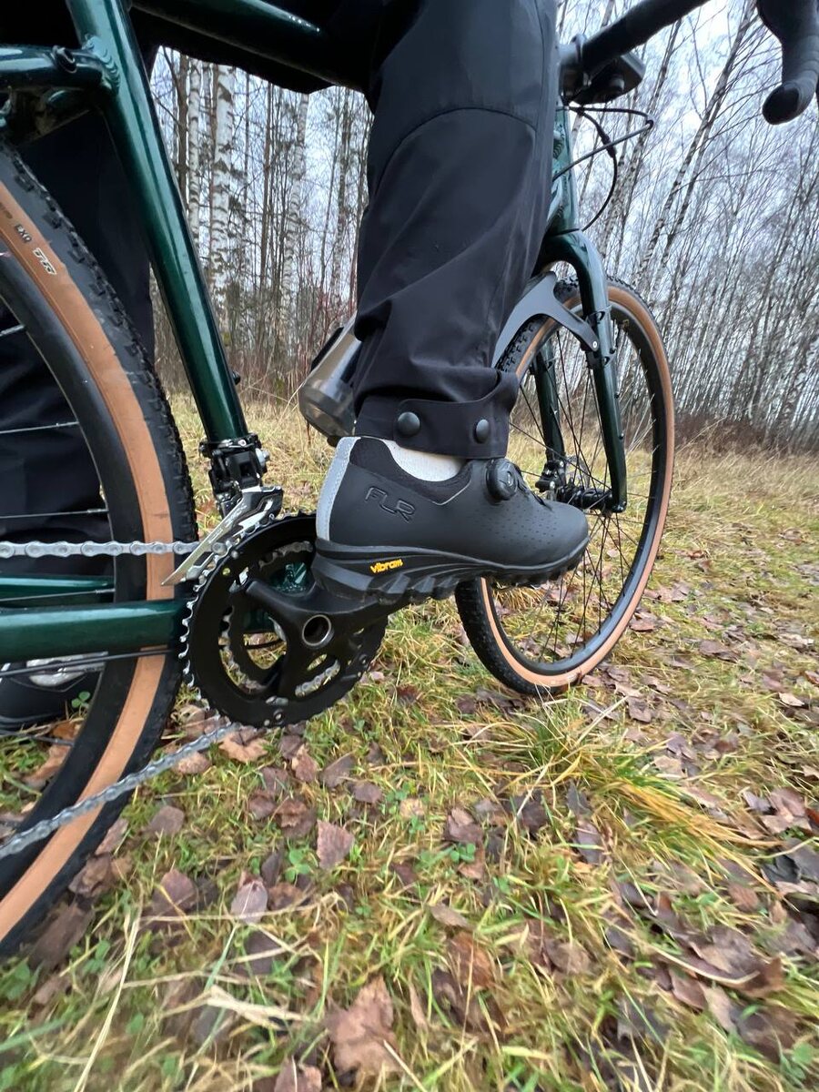 Сергей Фомин и его Tundra Pro в осеннем лесу. На ногах FLR MXT Vibram