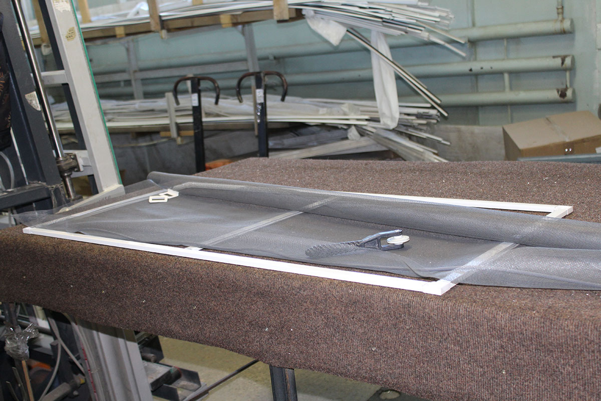 
Надоели комары, мухи и тополиный пух, которые летят в окна? Хотите наконец спокойно проветривать комнату? Решение есть — профессиональная установка современных москитных сеток в районе метро Ломоносовская!
Компания «Галерея окон» предлагает полный спектр услуг: от замера до монтажа всех видов защитных сеток для окон, балконных блоков и дверей. Работаем в Невском районе, с гарантией и по фиксированной цене.
Наши преимущества для жителей района Метро Ломоносовской:
📍 Близко и быстро: Мы находимся рядом, поэтому можем приехать на бесплатный замер в день обращения.
🛠️ Все виды сеток: От стандартных до специализированных — подберем вариант под вашу задачу и бюджет.
🏭 Свое производство: Это значит низкая цена без посредников и оперативное изготовление за 1 день.
✅ Гарантия 2 года на сетки и установку. Вы защищены.
🧹 Чистый монтаж: Установим быстро, аккуратно, не испачкаем ремонт.
________________________________________
Какие москитные сетки мы устанавливаем у метро Ломоносовская?
1. Рамные сетки (классические)Самый популярный и надежный вариант для типовых окон. Прочный алюминиевый профиль, простая установка и демонтаж для мойки.
2. Раздвижные (роллетные) сетки для балконов Идеальное решение для современных лоджий и балконных дверей. Сетка сдвигается в сторону, как штора, не занимая место. Популярны в новостройках на проспекте Обуховской Обороны и Октябрьской набережной.
3. Сетки «Антикошка» Специальная сверхпрочная конструкция, которая не позволит вашему питомцу выпасть из окна. Спокойствие за безопасность кошки — бесценно.
4. Сетки «Антипыльца» (для аллергиков) Особая мелкоячеистая ткань задерживает не только насекомых, но и пыльцу, пух и мелкую пыль. Незаменима в сезон цветения для жителей экологически активных районов.
5. Распашные сетки на двери Удобный вариант для дачи, веранды или балконного блока. 