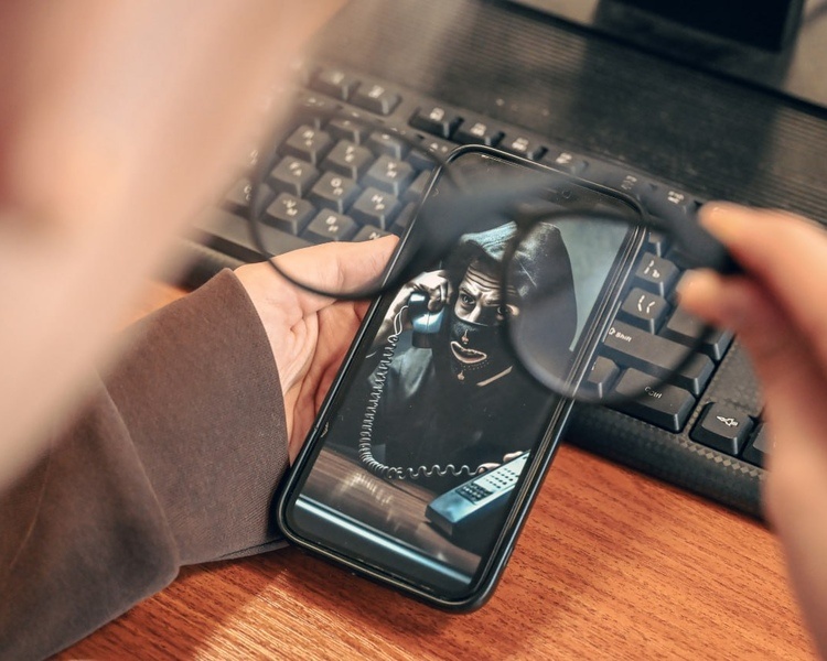     Курская пенсионерка потеряла 408 тысяч рублей на биржевом мошенничестве