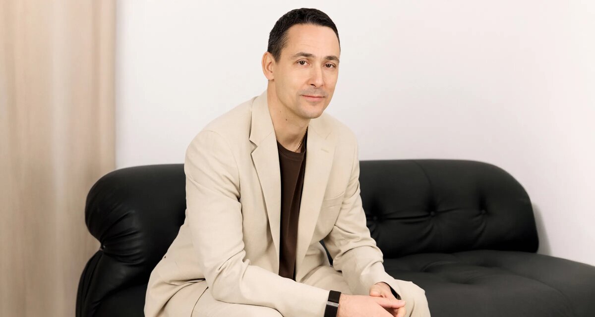 Марат Самитов много лет трудился в найме, в том числе занимал должности главного бухгалтера и финансового директора. С 2009 года параллельно с основной работой он начал развивать собственное дело, а с 2017 стал заниматься только своим проектом — Самитов Консалтинг