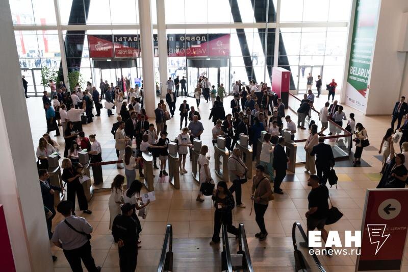    Люди в «Экспо»