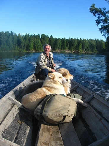 Фотографии Татьяны Немшановой разных лет, лайки севера России Дружок и Вайта. В лодке таежник и лайки севера России. Река Манья летом северным, Югры.