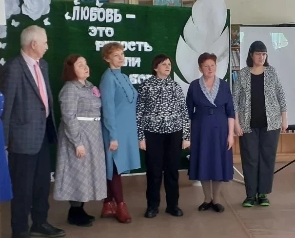 Выступление членов любительского объединения "Поэтический диалог" перед участниками клуба "Книжные люди"