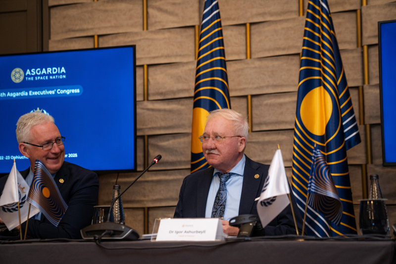 Лембит Опик и Игорь Ашурбейли на 4-м Конгрессе руководящего состава Асгардии. 29-30 октября 2025 года