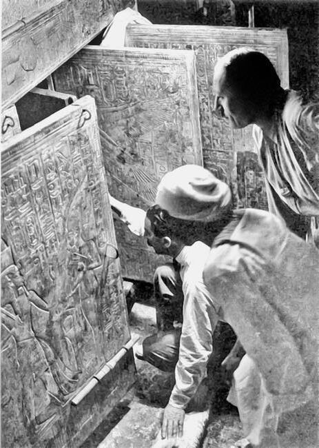 «Первооткрыватели» во главе с Картером разбирают ящики-«гаражи», заключающие в себе каменный саркофаг Тутанхамона. Фотография 1923 года,