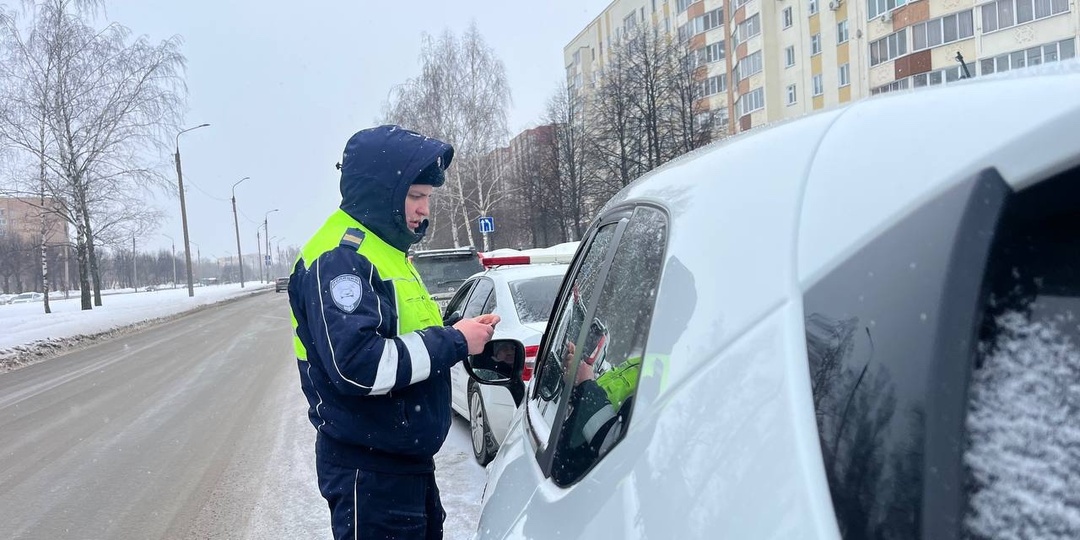 Инспектор ГИБДД требует передать ему для проверки сотовый телефон, для чего и что он в нём хочет найти. Ответ инспектора ГИБДД