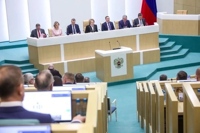    Сегодня на пленарном заседании палаты спикер Совета Федерации вручила удостоверения новым сенаторам