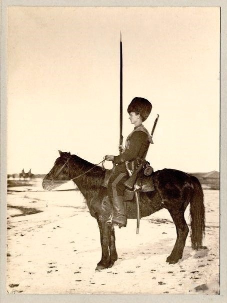 Семиреченский казак верхом на строевой лошади, в полной амуниции и вооружении (казачья пика, винтовка системы Мосина (образца 1891 г.), шашка (образца 1835 г.)