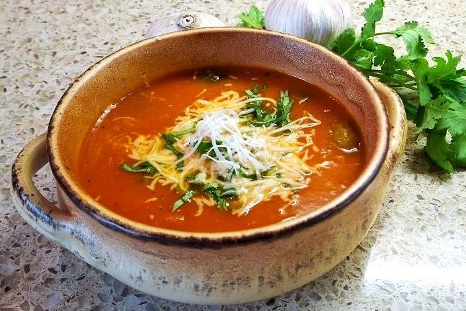 Томатный суп-пюре с оливками и сыром