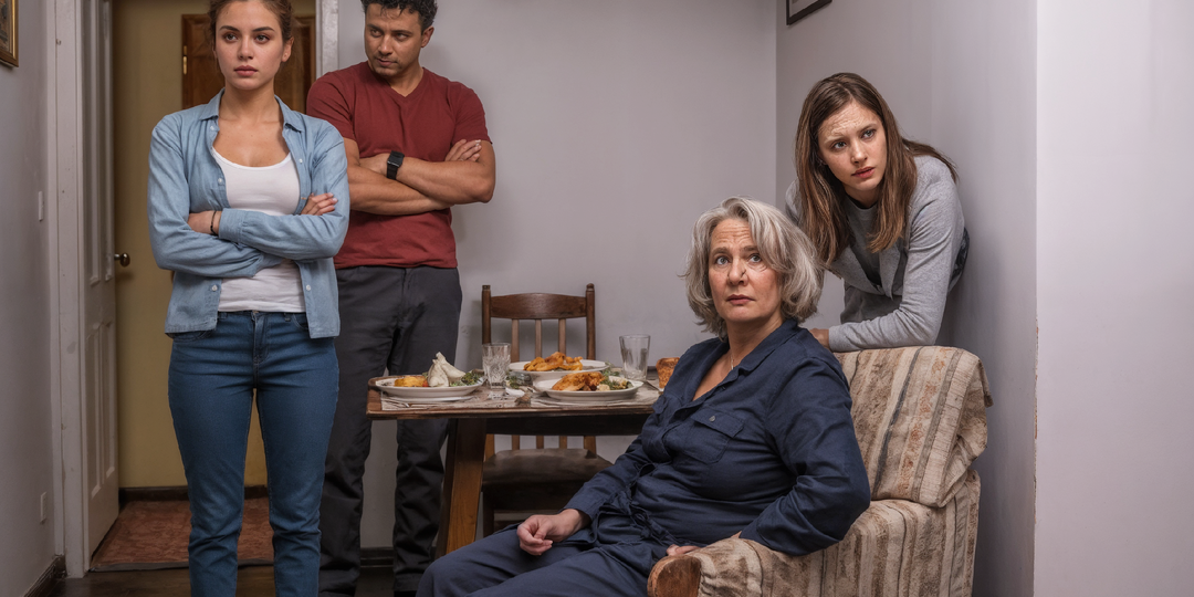 — Нет, я никому подарки покупать не собираюсь, хватит и того, что я весь стол приготовила, — не выдержала Полина