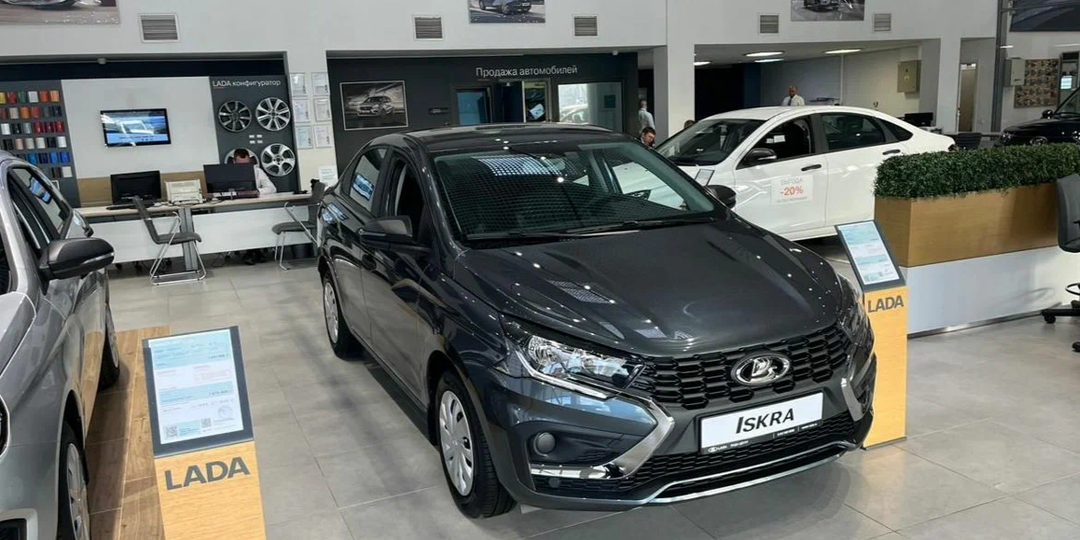 Непроданные Лады уже ставить некуда, худшие продажи за 20 лет, продажи всё хуже и хуже. Лада теряет долю рынка