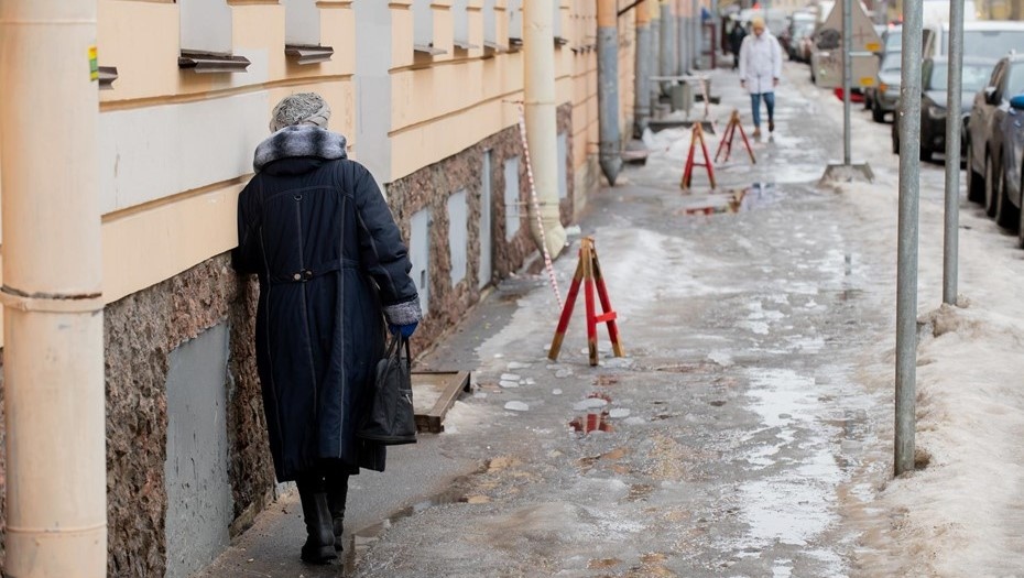    Горожане на одной из улиц в центре Петербурга во время оттепели. Автор фото: Сергей Ермохин/"ДП"