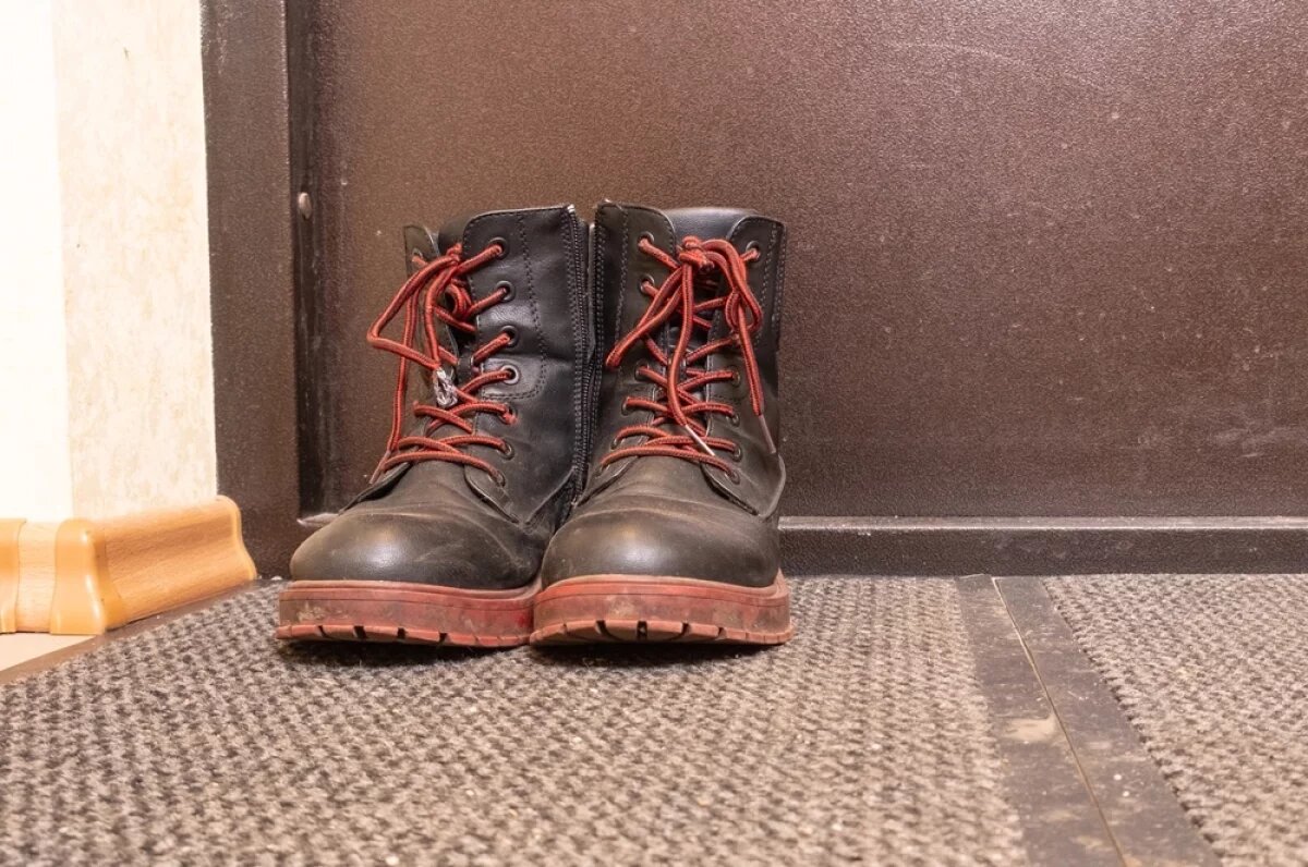    Нельзя оставлять грязные ботинки «на завтра».