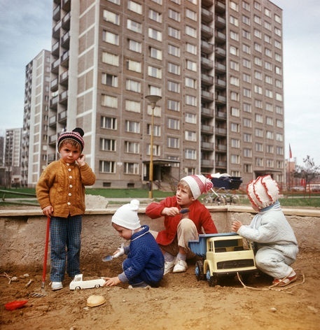 Песочница в каком-то большом городе) в моем детстве у нас таких красивых дворов не было😅 и машинок таких не было...