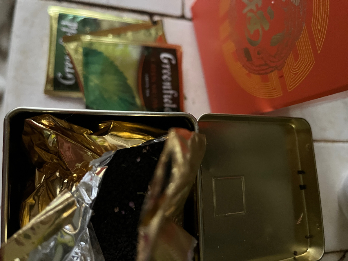 Чай с шалфеем или лавандой (?) оказался хороший, хоть и в мелких гранулах