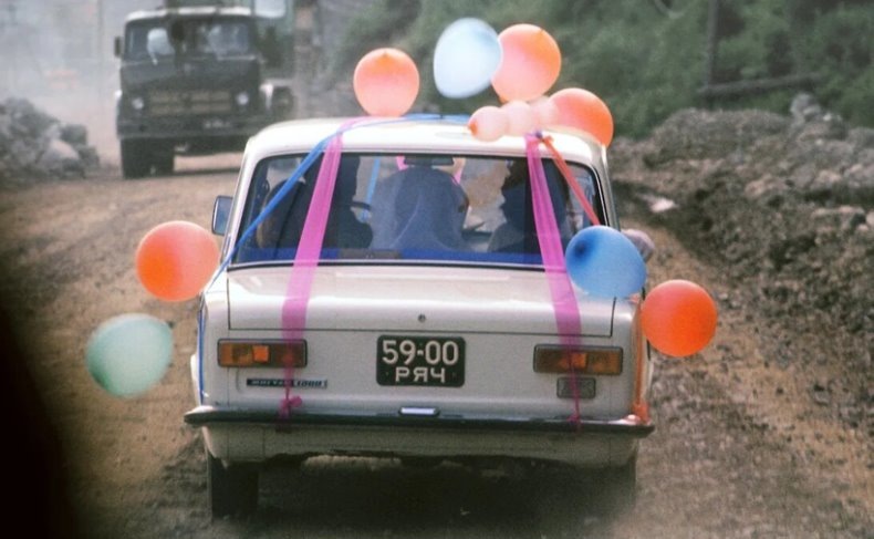 Красноярский край. Автомобиль молодоженов во время свадьбы строителей Саяно-Шушенской гидроэлектростанции. 1970-е гг. Роман Денисов