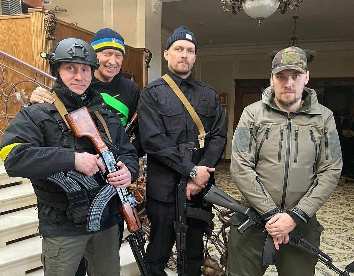    Весной 2022 г. Усик триумфально вступил в тероборону Киева / Источник: Социальные сети