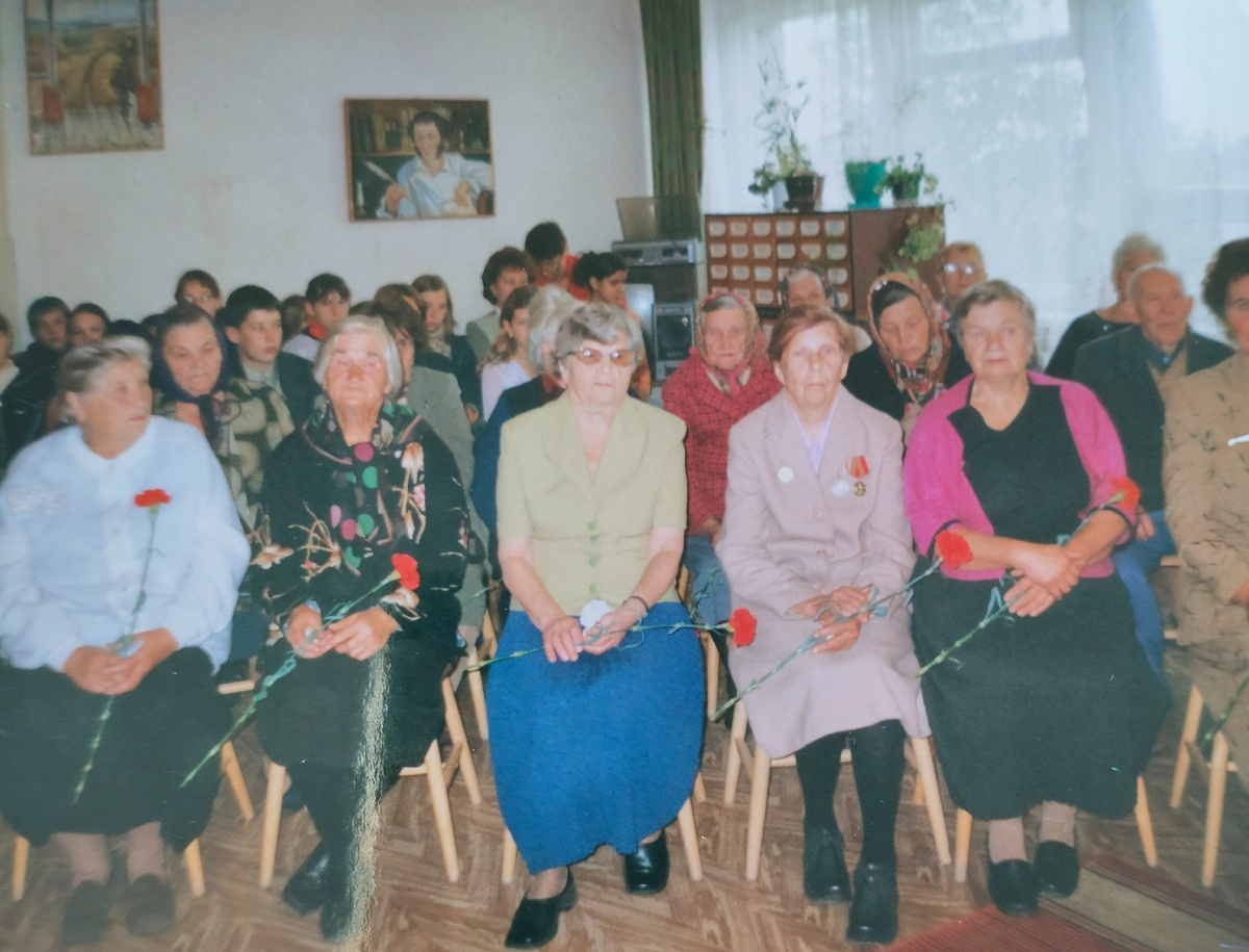 Антонина Васильевна в окружении своих коллег из сел 