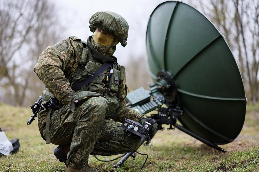 Военнослужащий подразделения связи во время развертывания комплекса спутниковой связи в зоне СВО - Фото: Алексей Коновалов/ТАСС
